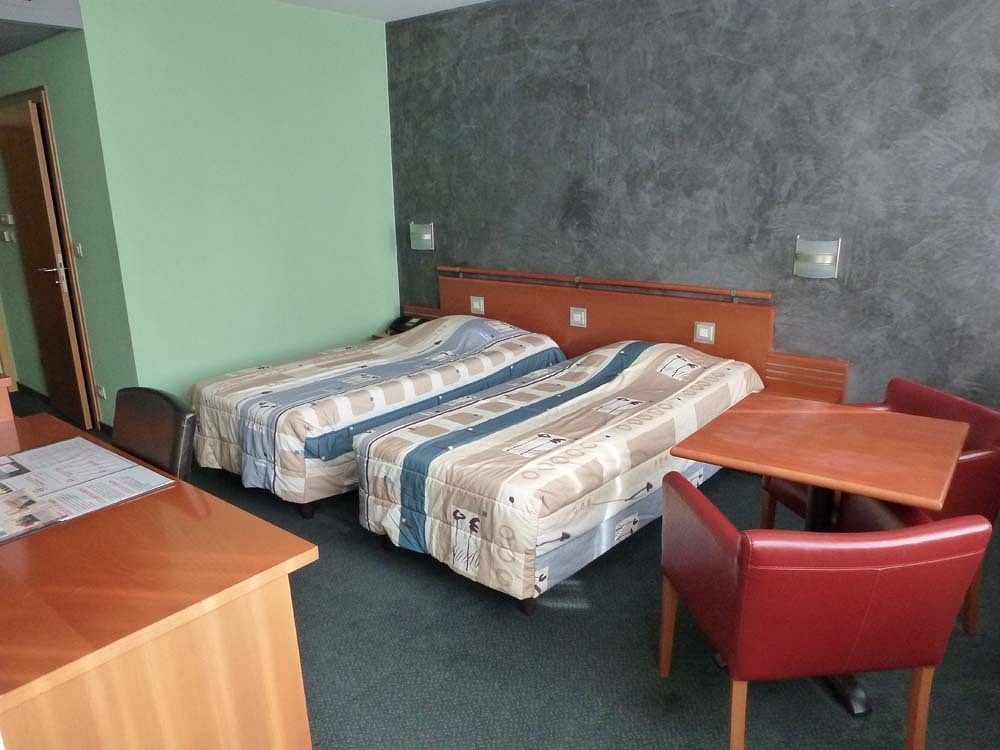 Hotel Tristar Ла-Лувьер Экстерьер фото
